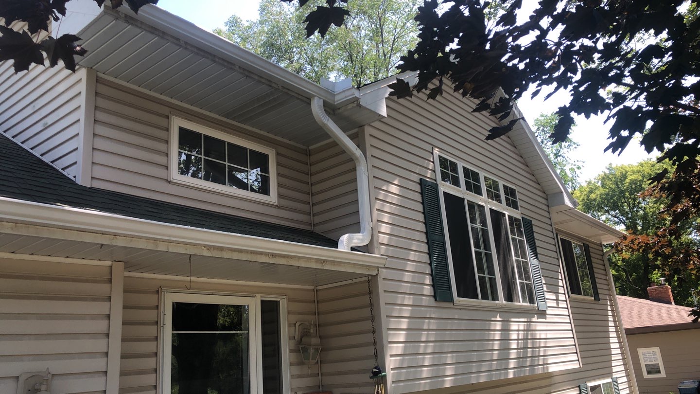 Wayzata, MN – New Seamless Gutter Installation