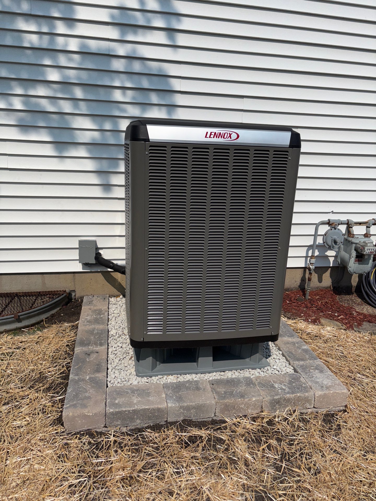 High-efficiency Lennox SLP99V furnace and SL22XCV heat pump installation in Algonquin