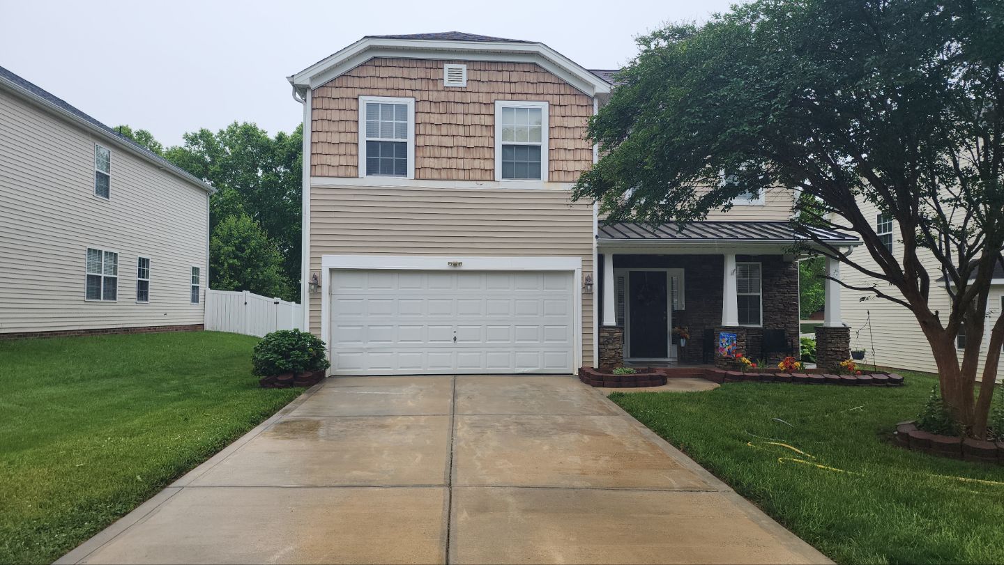 House Wash using cleaner